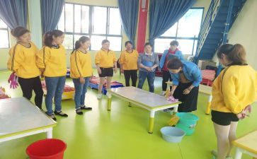 幼儿园大班保育员月总结7篇