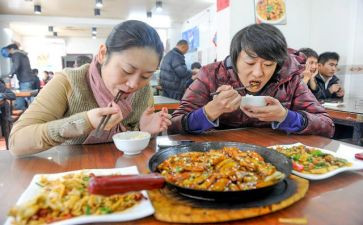 教幼儿吃饭的教案5篇