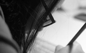 她流泪的作文推荐8篇